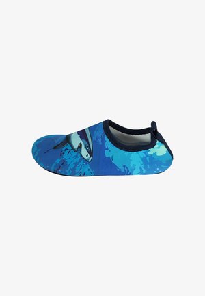 Blauwe zwemschoen met een geprinte haai-ontwerp. Zacht stoffen bovenwerk, elastische rand en een zwarte zool. Slanke vorm, lichtgewicht en flexibel.