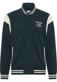Donker marineblauwe bomberjack met crèmekleurige accenten, drukknoopsluiting, geribbelde kraag en zijzakken. Bevat het "MUSTANG" logo op de borst.