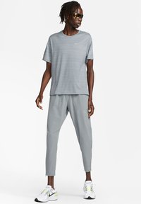 Nike Performance ELITE - Dresside alumine osa - smoke grey