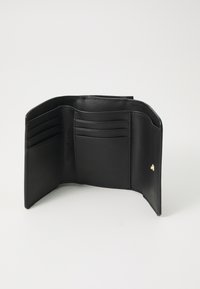 Zwarte leren portemonnee met meerdere kaartsleuven, een gladde textuur en een gouden accent. Het interieur heeft een merklogo. Compact en opgevouwen ontwerp.