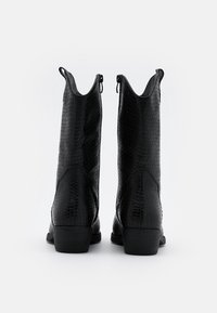 Botas de tobillo de cuero negro con textura de cocodrilo, corte recto, tacones de bloque bajos y cremalleras traseras, con forros interiores suaves.