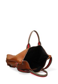 Borsa in pelle marrone con superficie testurizzata, chiusura con zip, manici a strisce verdi e rosse, e un ampio interno nero.