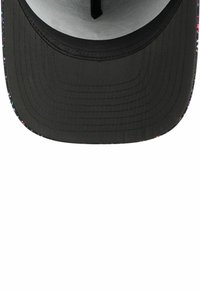 Schwarze Kappe mit flachem Schirm, ausgestattet mit einer bunten gemusterten Innenseite. Der Körper hat eine glatte Textur und ein strukturiertes Design.