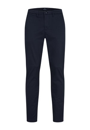 Chinos de algodón azul marino con corte slim, frente plano, trabillas para cinturón y cierre de un solo botón. Textura suave sin patrones visibles.