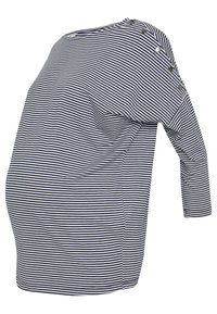 Top de maternidade listrado em azul marinho e branco, com um corte solto, mangas três quartos e detalhes de botões nos ombros. Tecido de textura suave.