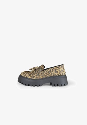 Mocassini con stampa leopardata e suola a bande nera spessa. Presentano una fascia con una fibbia in tonalità oro e una finitura liscia e testurizzata.