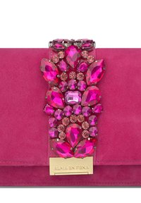 Clutch de ante rosa con una solapa adornada con joyas y rhinestones multicolores en diversas formas y tamaños, realzada por una placa de logo dorada.