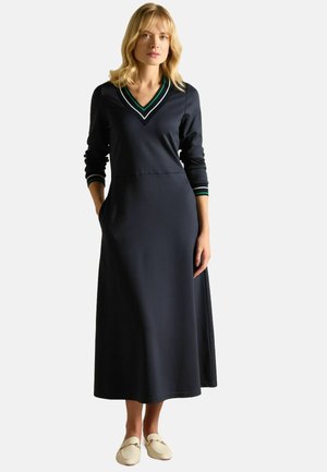 Navyblaues langärmeliges Kleid mit V-Ausschnitt, grün-weiß gestreiftem Kragen und seitlichen Taschen. Weiches Material, knöchellanges Design.