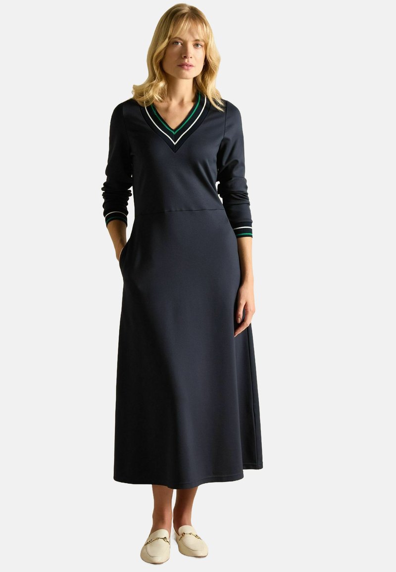 Navyblaues langärmeliges Kleid mit V-Ausschnitt, grün-weiß gestreiftem Kragen und seitlichen Taschen. Weiches Material, knöchellanges Design.