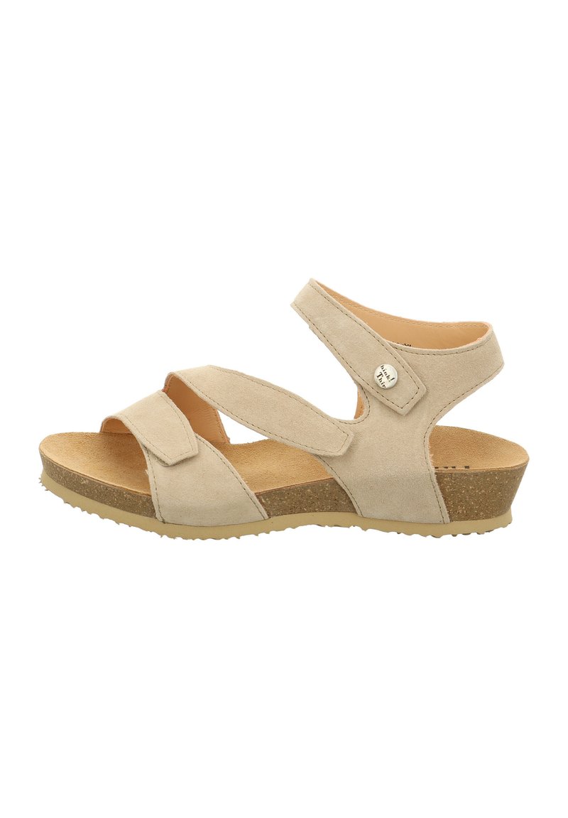 Beige suède sandaal met drie verstelbare riemen, een voetbed van kurk en een iets verhoogde rubberen zool, voorzien van een metalen accent aan de zijkant.