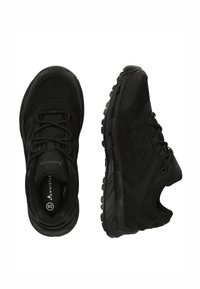 Schwarze Sportschuhe mit Obermaterial aus Mesh und Synthetik, Schnürverschluss, strukturiertem Profil und verstärktem Zehenbereich für zusätzliche Haltbarkeit.