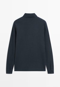 Langärmeliges Poloshirt aus dunkelblauem Stoff mit Kragen, geknöpften Manschetten und strukturierter Oberfläche. Minimalistisches Design.