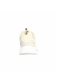 Lichtbruin sneaker met bovenwerk van mesh en suede, witte zool en een hanguittreklip aan de hiel. Aanzicht van achteren benadrukt de stikdetails.