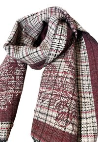 Sciarpa tessuta in bordeaux e grigio. Presenta un motivo checkered con accenti floreali. Texture morbida con una forma leggermente drappeggiata.