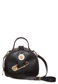 Musta nahkakäsilaukku ympyrän muotoisena, jossa on kultainen solki, koristeellinen turvanuppikirjalisto sekä irrotettava olkahihna.