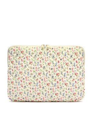 Custodia imbottita per laptop con sfondo crema, decorata con piccoli motivi floreali e fiocchi rosa, blu e rossi, e chiusura con doppia cerniera.