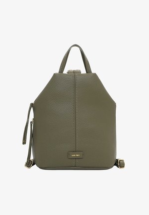 Õlivaheline tekstuuriga nahast seljakott, millel on ülaümber haaramine, reguleeritavad õlarihmad ja väike kuldne "SURI FREY" logo plaat ees.