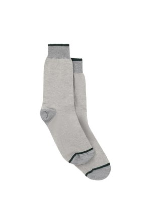 Paar graue Knöchelsocken mit dunkelgrünem Rand an Bündchen, Fersen und Zehen, flach auf weißem Hintergrund ausgelegt.