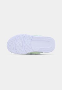 Semelle de chaussure de sport blanche avec un motif de texture antidérapante, ornée de touches de vert clair et d'un logo Nike embossé sur le côté.