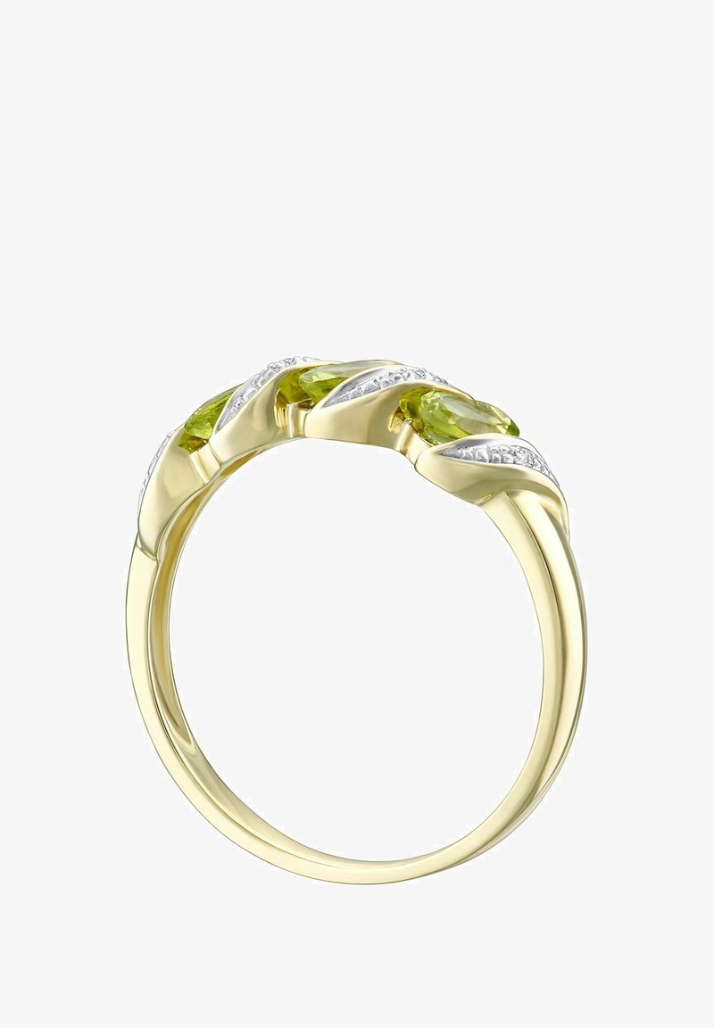 Dzeltenā zelta gredzens ar trim zaļām dārgakmens, kas ir ierāmēti vērpstās dizainā, ar maziem dimanta akcentiem gar bandu.