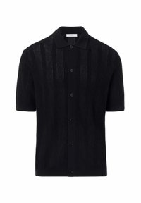 Camicetta nera a maniche corte, presenta un colletto, una texture a righe verticali e una chiusura frontale con bottoni, realizzata in tessuto leggero.