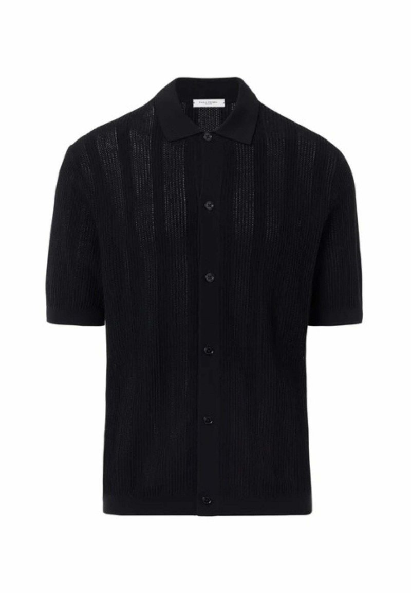 Camicetta nera a maniche corte, presenta un colletto, una texture a righe verticali e una chiusura frontale con bottoni, realizzata in tessuto leggero.