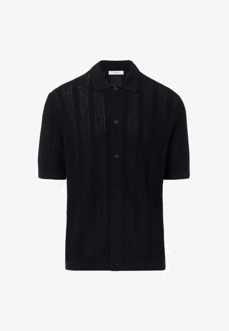 Camicetta nera a maniche corte, presenta un colletto, una texture a righe verticali e una chiusura frontale con bottoni, realizzata in tessuto leggero.