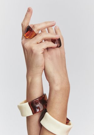 TATUUM, ARTICLE TAG:  - ARTICLE NAME: MERILA - Pulsera - off white