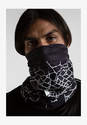 Svart halsgaiter med et hvitt nettaktig mønster og små ventilasjonshull. Laget av elastisk stoff med en glatt tekstur.