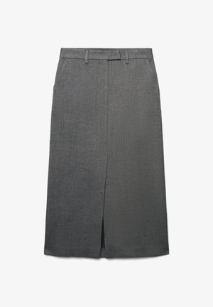 Gonna grigia a matita con uno spacco frontale e passanti per la cintura. Il tessuto ha una texture sottile, che offre un aspetto strutturato e sartoriale.