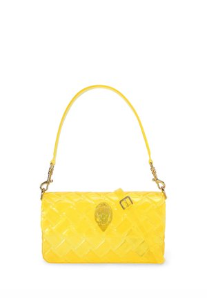 Gele gewatteerde handtas met een bovenhandvat, afneembare schouderriem en een decoratieve gouden gesp in het midden.