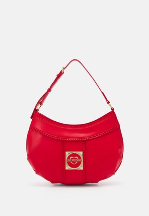 Rote Leder-Schultertasche mit verstellbarem Riemen und goldfarbener quadratischer Plakette mit Herzmotiv und der Aufschrift "LOVE MOSCHINO".