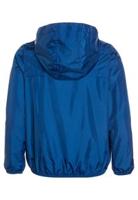 Niebieska, lekka kurtka z kapturem, elastycznymi mankietami i dolnym wykończeniem. Gładki, błyszczący materiał o prostym, nieozdobionym designie, odpowiednia do codziennego użytku.