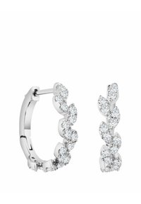 Srebrne kolczyki w kształcie obręczy z motywem liścia, ozdobione małymi przezroczystymi kamieniami szlachetnymi, dającymi teksturowane i błyszczące wykończenie.