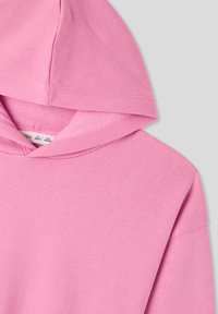 Felpa con cappuccio rosa chiaro, caratterizzata da una texture morbida e dettagli a costine attorno al collo. Il cappuccio è ampio, progettato per il comfort.