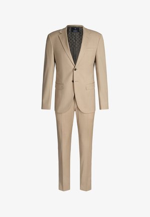 Costume deux pièces pour homme couleur beige, comprenant un blazer à deux boutons avec revers crantés et un pantalon droit assorti.
