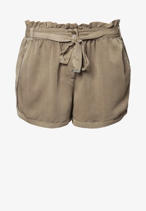 Blouse beige ample avec un décolleté décoratif ; shorts marron clair avec un cordon de serrage ; sac à épaule à franges marron ; sandales dorées.