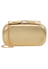 Clutch metallico dorato con forma rettangolare arrotondata, caratterizzata da un accento a fiocco sulla chiusura e una tracolla a catena dorata staccabile.