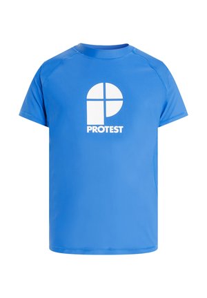 Blauwe T-shirt met korte mouwen, gemaakt van lichtgewicht stof. Heeft een groot wit "PROTEST" logo op de achterkant en een ronde halslijn.