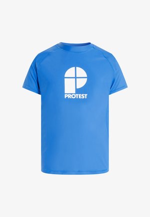 Modrá krátká rukávová trička vyrobená z lehkého materiálu. Obsahuje velké bílé logo "PROTEST" na zádech a zaoblený výstřih.