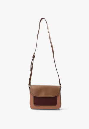 Bolso cruzado de cuero marrón con una forma plana y estructurada. Presenta una solapa magnética, un panel de color burdeos en contraste y una correa ajustable.