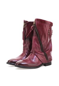 Burgundske kožne čizme do gležnja s opuštenim dizajnom, bočnim patentnim zatvaračima i suptilnim zakovica, sa šiljastim prstom i ravnim potplatom.