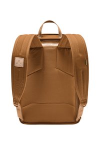 Mochila de tela marrón con correas de hombro acolchadas, asa en la parte superior y detalles de costura. Presenta una forma rectangular y una textura suave.