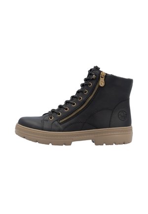 Baskets montantes noires en cuir texturé, dotées d'une fermeture éclair sur le côté, de quincaillerie dorée et d'une semelle en caoutchouc beige avec des motifs de traction.