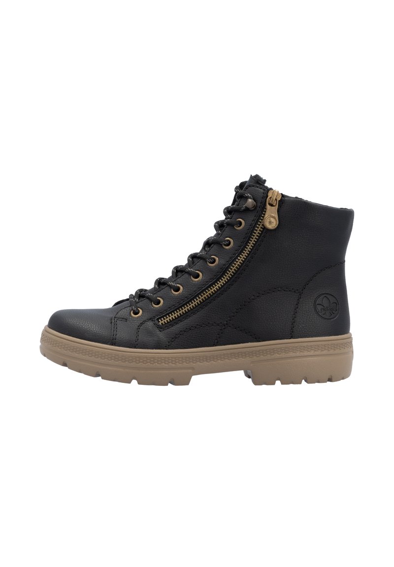 Baskets montantes noires en cuir texturé, dotées d'une fermeture éclair sur le côté, de quincaillerie dorée et d'une semelle en caoutchouc beige avec des motifs de traction.