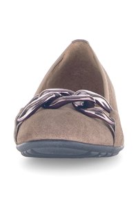 Bruine suède ballerina's met een ronde neus, een decoratieve paarse kettingaccent en een flexibele zwarte zool.