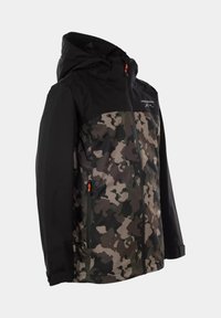 Kamouflagejacka med en svart övre del, ett kamouflagemönster i jordnära toner, en huva och orange dragkedjor. Vattentåligt material.