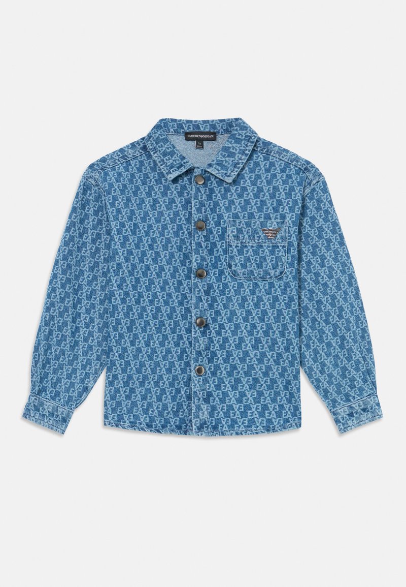 Καπιτονέ πουκάμισο με κουμπιά σε μπλε χρώμα, με παγιέτα EA σε όλη την επιφάνεια, μακριά μανίκια, γιακά και μια τσέπη στο στήθος με κεντημένο λογότυπο.