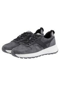 Paire de baskets en daim et tissu gris et noir avec semelles blanches, lacets noirs et marquage "JOOP!" sur le côté et la languette.