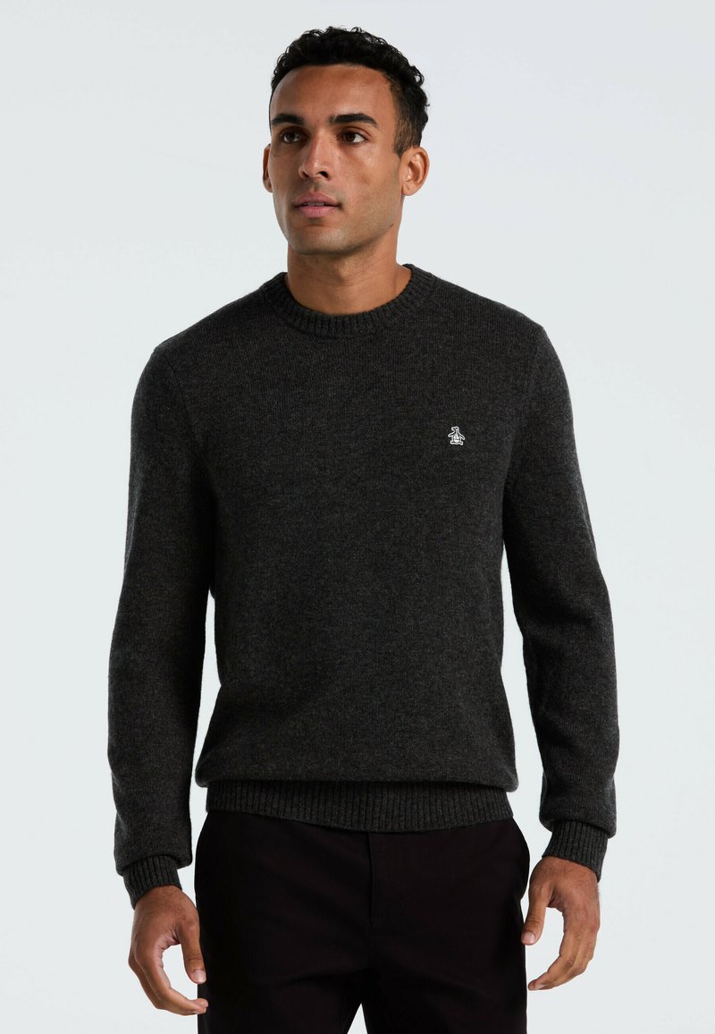 Dunkelgrauer Strickpullover mit Rundhalsauschnitt, gerippten Bündchen und Saum. Verfügt über ein kleines Logo auf der Brust. Strukturierter Stoff.